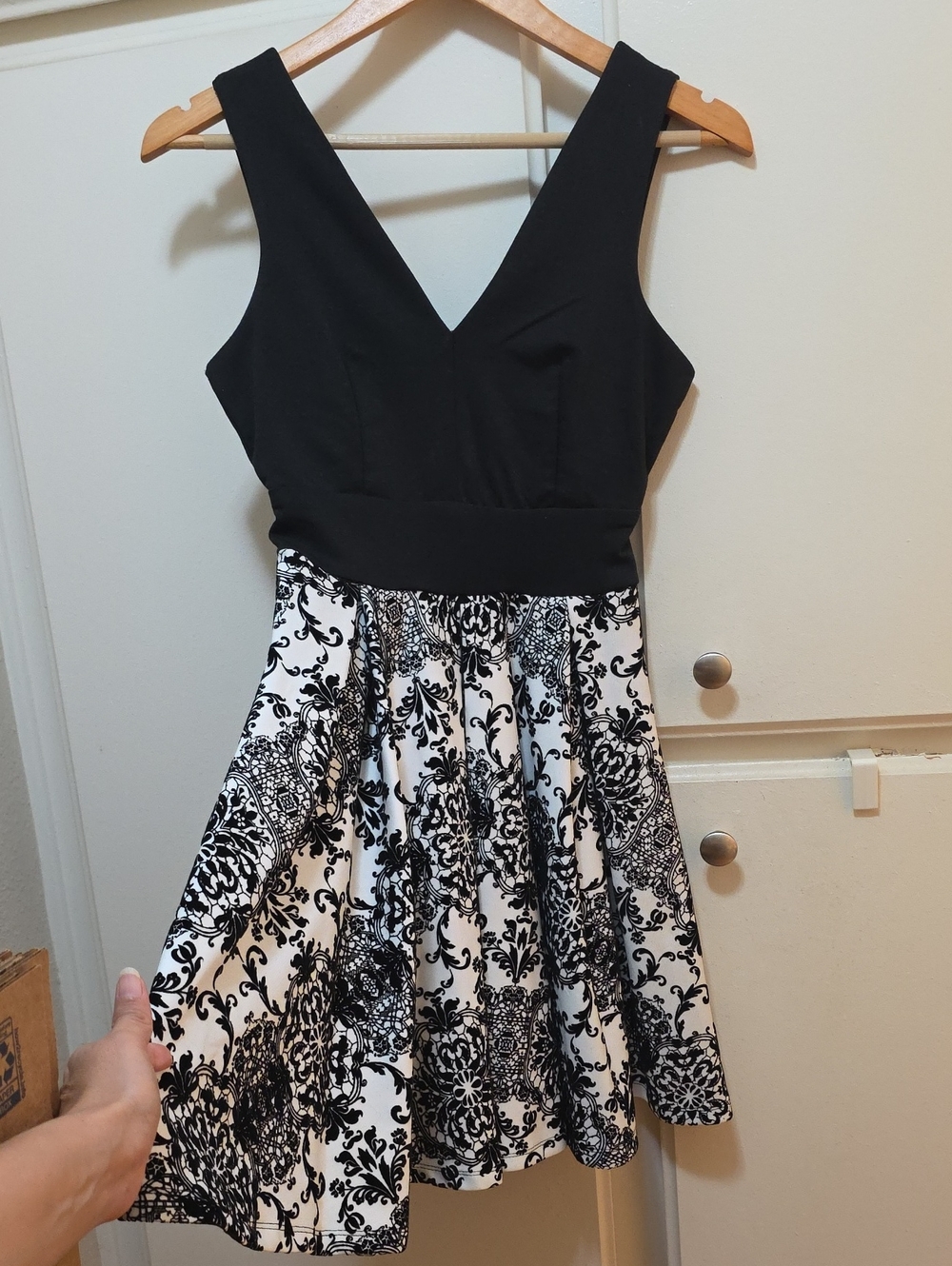 Haute Monde Black & White V-Neck Sleeveless Fit-and-Flare Mini Dress